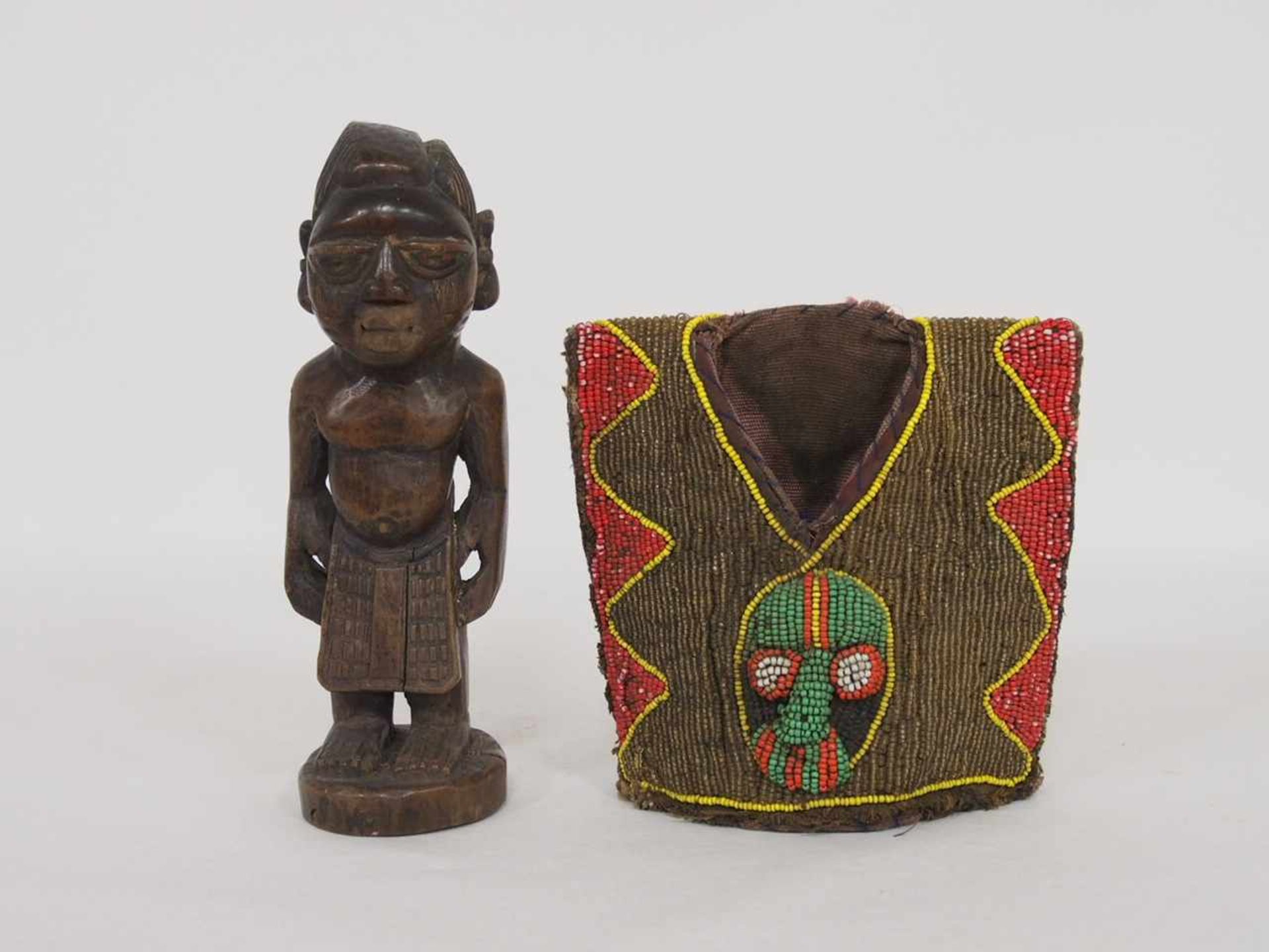 Einzelne ZwillingsfigurHolz, geschnitzt, Glasperlenhemd, Yoruba, Nigeria, Anfang 20. Jahrhundert, - Bild 2 aus 2