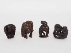 Konvolut von vier Netsuke in Form von "Tieren"Holz, geschnitzt, Augen eingelegt, signiert, Höhe