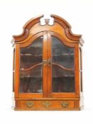 Hängevitrine (sog. Prahlhans)Mahagoni, Schublade, Bronzebeschläge, Norddeutsch, um 1800, 94 x 67,5 x