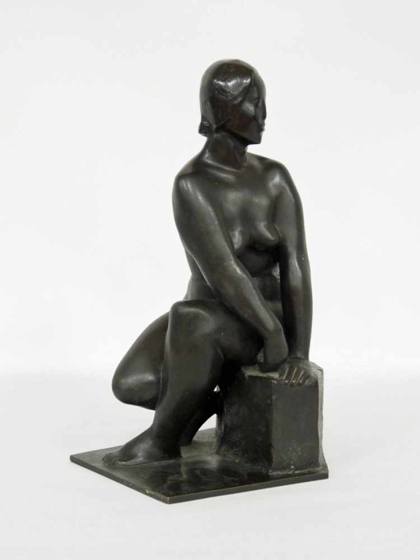 FUSS, Maria1907-1979HockendeBronze, signiert und datiert (19)34 auf dem Sitz, Höhe 36 cm- - -25.00 % - Bild 2 aus 2