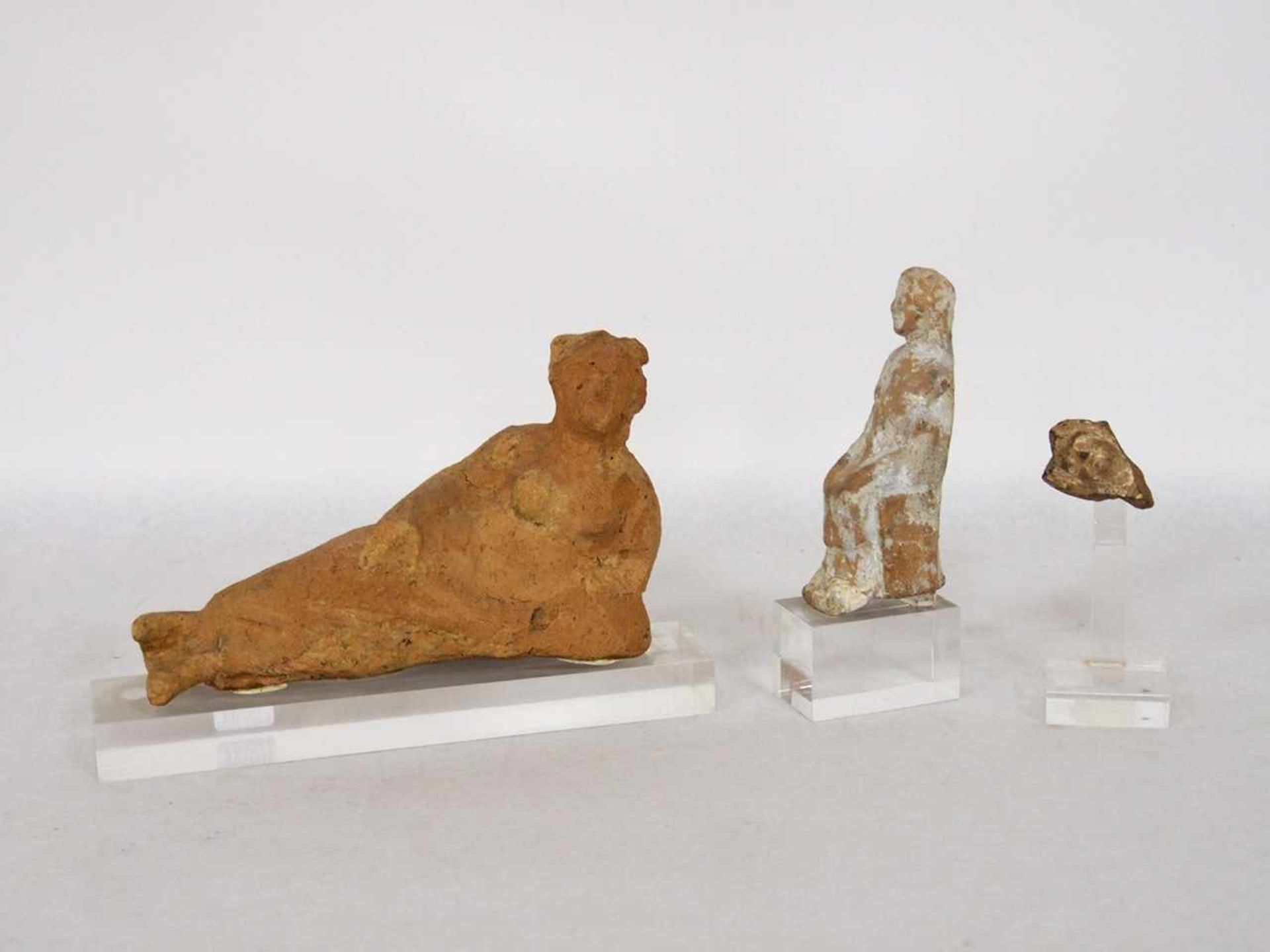 Zwei Figuren und KopffragmentTerrakotta, Großgriechenland 3. Jahrhundert v. Chr., bis zu 10 x 15 cm-