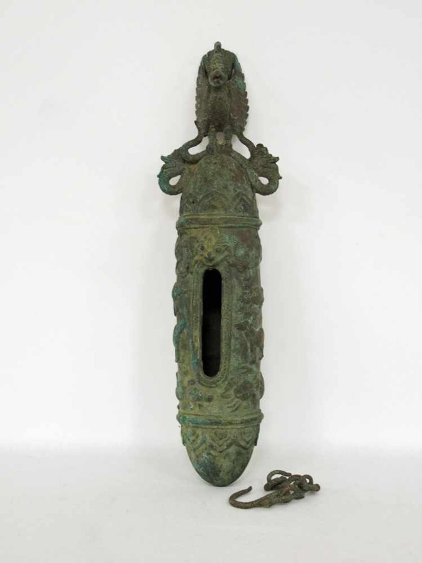 KultgerätBronze, reliefierte Wandung mit Tierreihen, Thailand 19. Jahrhundert, Höhe 46 cm- - -25. - Bild 3 aus 3