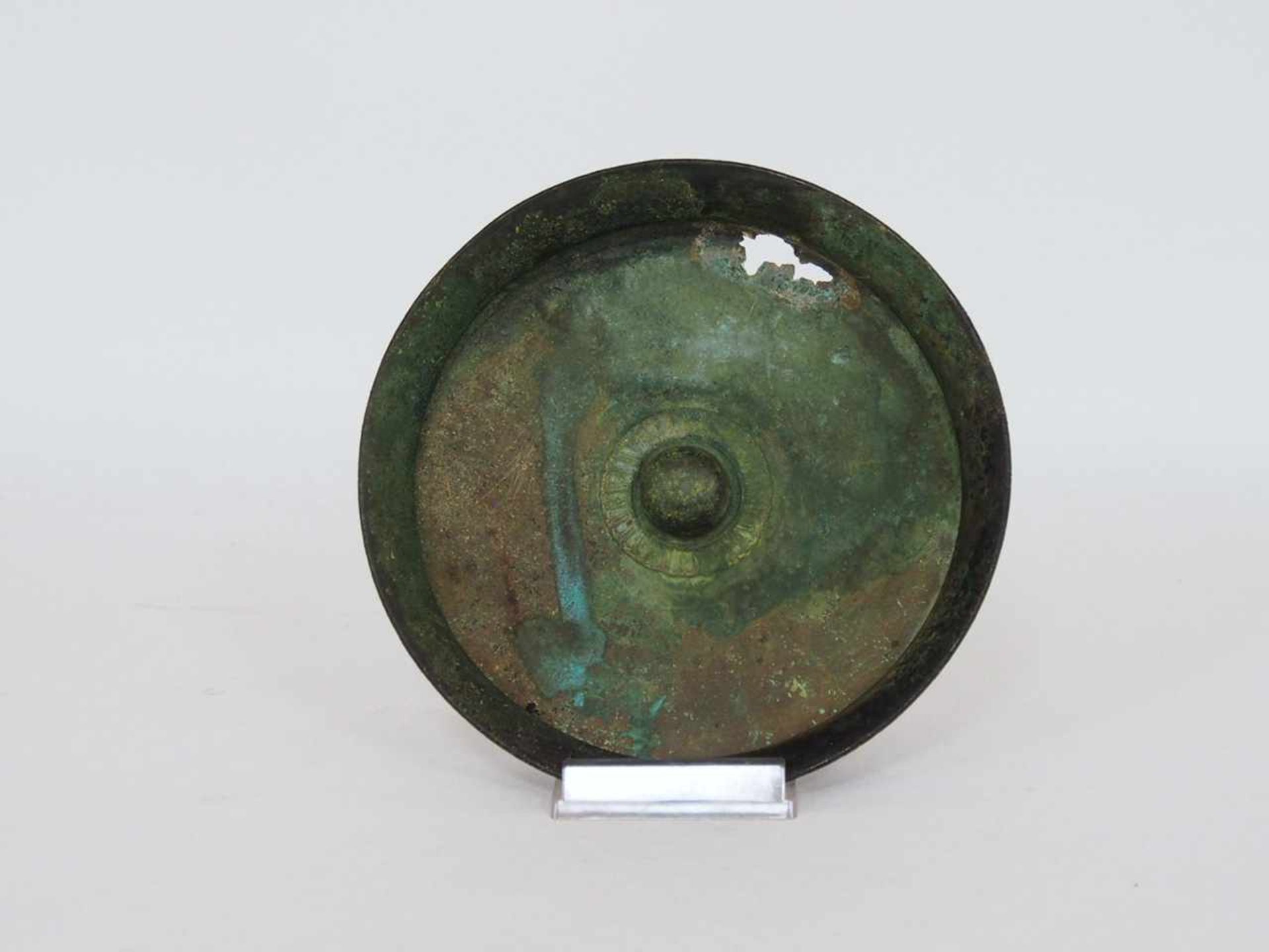 OmphalosschaleBronze, Kleinasien, 5.-4. Jh. v. Chr.. Durchmesser 16 cm (Fehlstelle in der