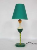 TischlampeMemphis-Design, Entwurf Olivier Villatte, mehrfarbig lackierter Holzlampenfuss,