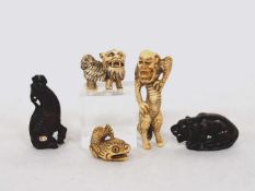 Konvolut von fünf Netsuke "Fabelwesen und Tiere"Holz, Elfenbein, geschnitzt, Japan 19. / 20. Jh.,