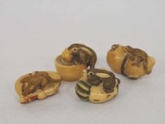 Konvolut von vier Netsuke in Form von "Tieren"Elfenbein, geschnitzt, schwarz unterlegte Gravuren,