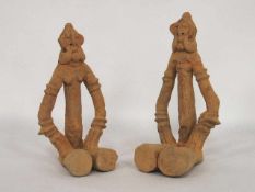 "Paar" sitzende weibliche FigurenTon, Bankoni, Mali 16.-20. Jahrhundert, Höhe bis zu 25 cm;