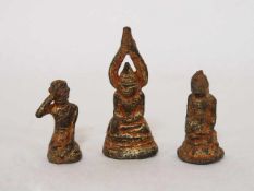 Thronender Buddha und zwei AnbeterBronze, Reste von Vergoldung, wohl Tibet 19. Jahrhundert, Höhe bis