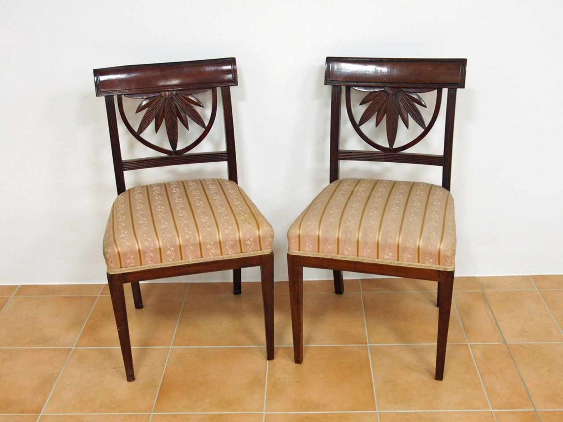 Paar Stühle mit BlattversproßungMahagoni, Norddeutsch, um 1820, Höhe 83 cm- - -25.00 % buyer's