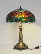 Tischlampe im Tiffany-Stilbronzierter Metallfuss, bleiverglaster Schirm, Höhe 64 cm- - -25.00 %