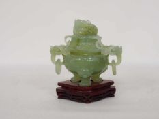 Deckelgefäß mit DrachenköpfenJade, geschnitzt, China 20. Jahrhundert, Höhe 17 cm (ohne den