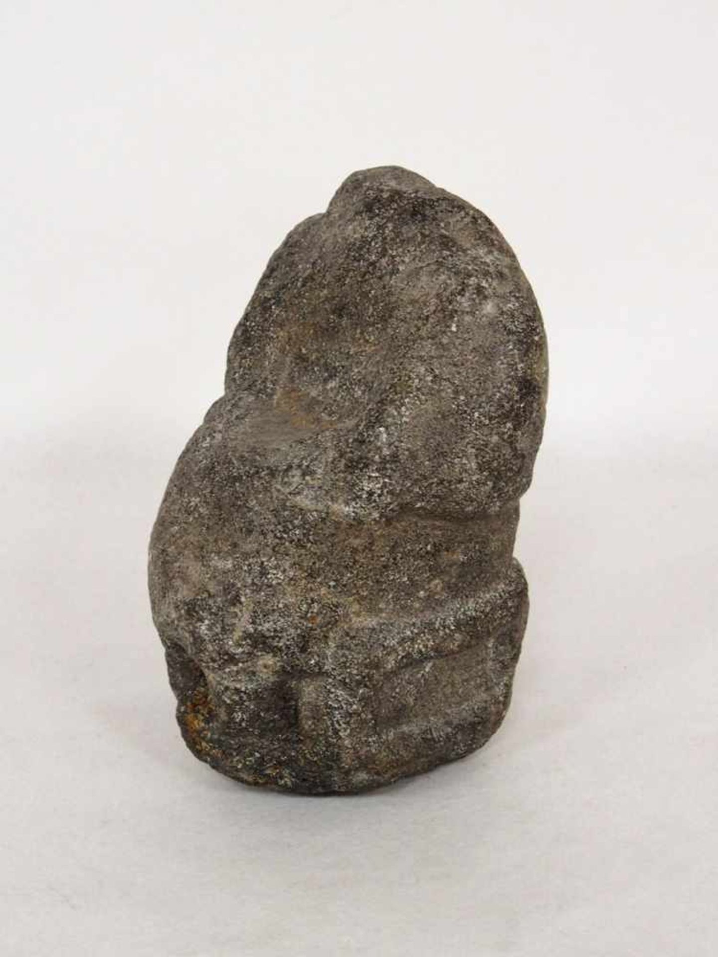 Statuenfragment eines ThronendenBasalt, Altsyrische Zeit, 2000-1700 v. Chr., Höhe 21 cm (Sammlung