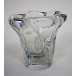 Daum VaseTransparentes Kristallglas. Runder Stand, glockenblumenförmige Wandung, ausschwingender