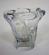 Daum VaseTransparentes Kristallglas. Runder Stand, glockenblumenförmige Wandung, ausschwingender