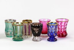 Konvolut von sieben GläsernTransparentes Glas, in div. Farben überfangen, Zierschliff, teils