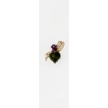 Kleine VeilchenbroscheGG, 585. Fein geschnittene Blüte aus Amethyst, das Blatt aus Jade. Besetzt mit