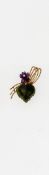 Kleine VeilchenbroscheGG, 585. Fein geschnittene Blüte aus Amethyst, das Blatt aus Jade. Besetzt mit