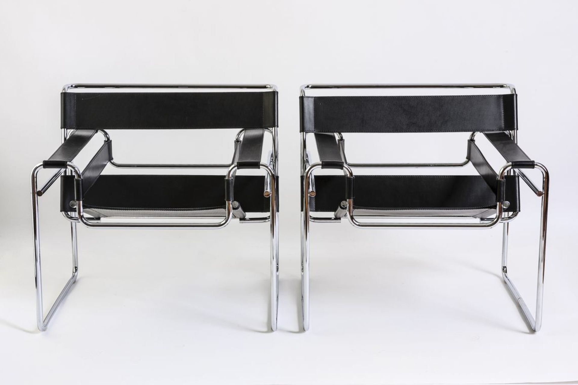 Paar Wassily-Chairs Marcel BreuerChromgestell, schwarzes Dickleder. Auf der Rückenlehne in Prägung
