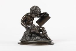 Putto als ZeichnerAuf ovalem Wolkensockel. Bronze, braun patiniert. Verso 3801 num. 19. Jh. H. 23,