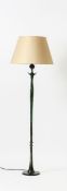Designer-StehlampeIn Anlehnung an Alberto Giacometti. Bronze-grün patiniert. H. 153 cm. (