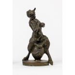 BildhauerAuf einer Amphorenvase sitzender junger Satyr mit der Panflöte. Bronze, braun patiniert,