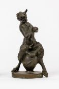 BildhauerAuf einer Amphorenvase sitzender junger Satyr mit der Panflöte. Bronze, braun patiniert,