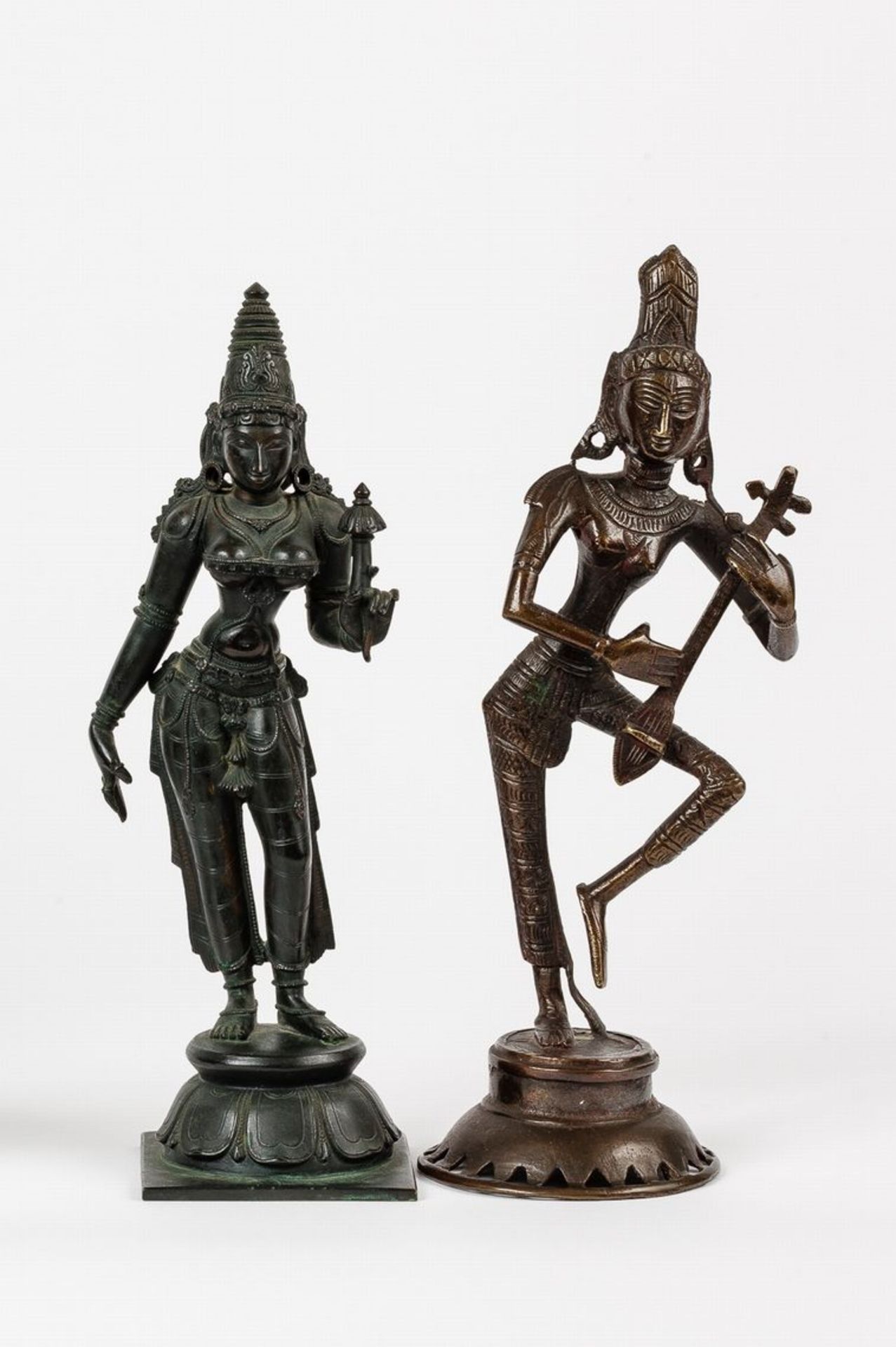 Zwei GottheitenBronze. Jeweils auf Sockel stehend. Eine mit angewinkeltem linken Bein eine Sitar