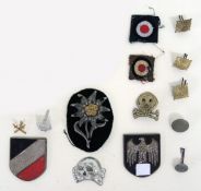 Deutsches Reich 1933-1945Konvolut div. Kleinabzeichen: Zwei div. Totenkopfabzeichen, drei div. Helm-