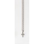 Kreuzanhänger mit HalsketteWG, 750. Besetzt mit sechs Brillanten von zusammen ca. 1,5 ct. Ankerkette