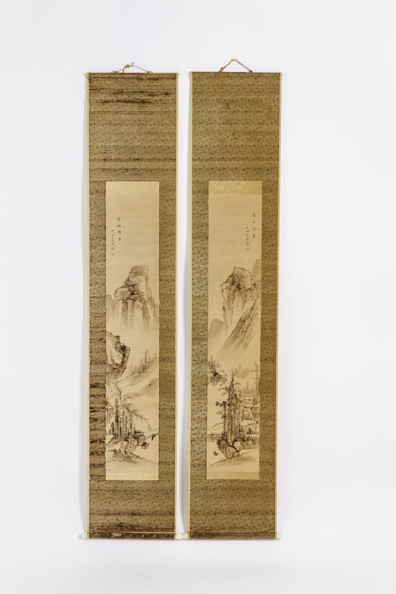 Nakabayashi, ChikudoJapan 1776-1853 Zwei Rollbilder. Drucke auf Seide. Gebirgslandschaft mit