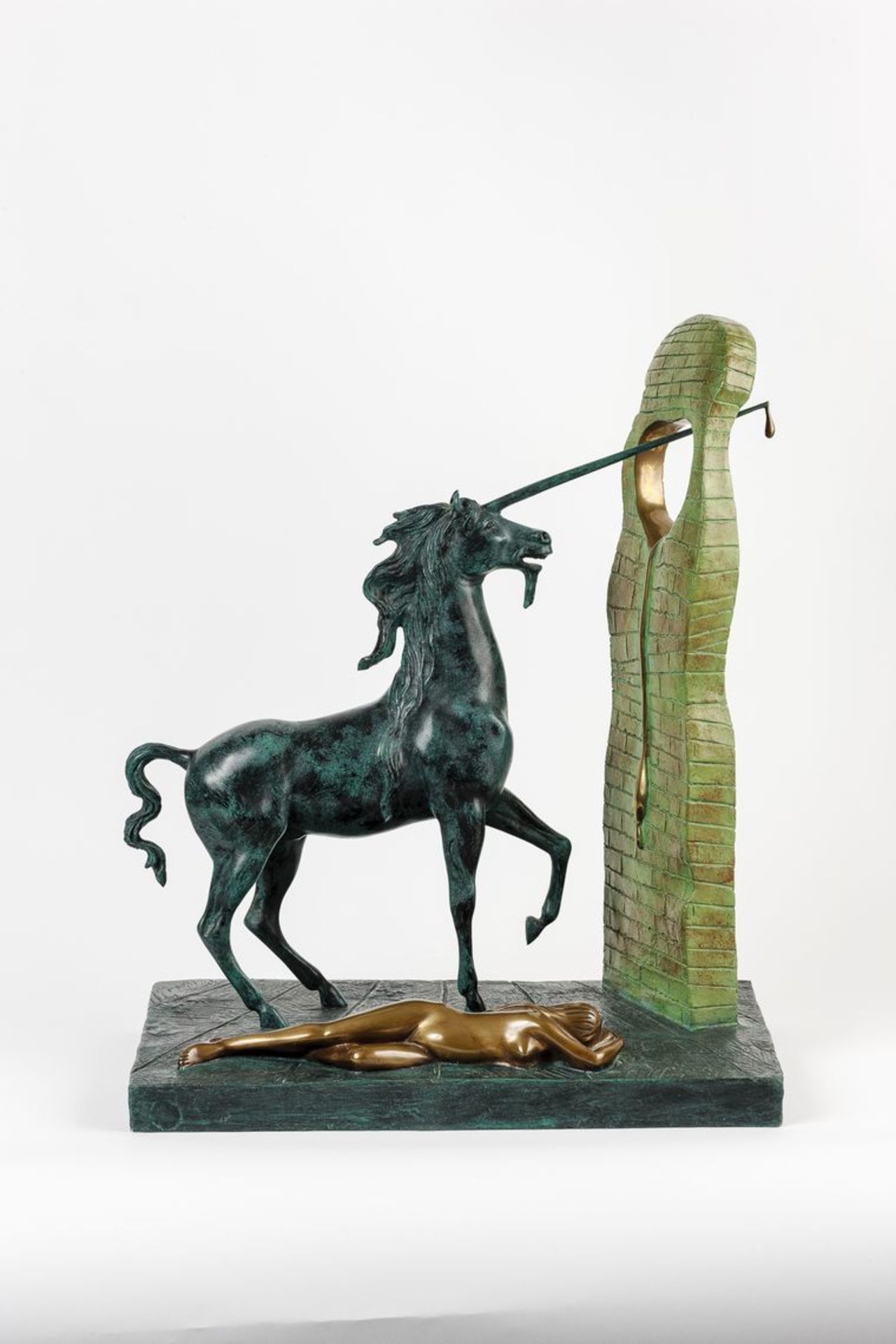 Dali, Salvador1904 Figueras - 1989 ebd. Einhorn und liegender weiblicher Akt. Bronze, gegossen. Grün