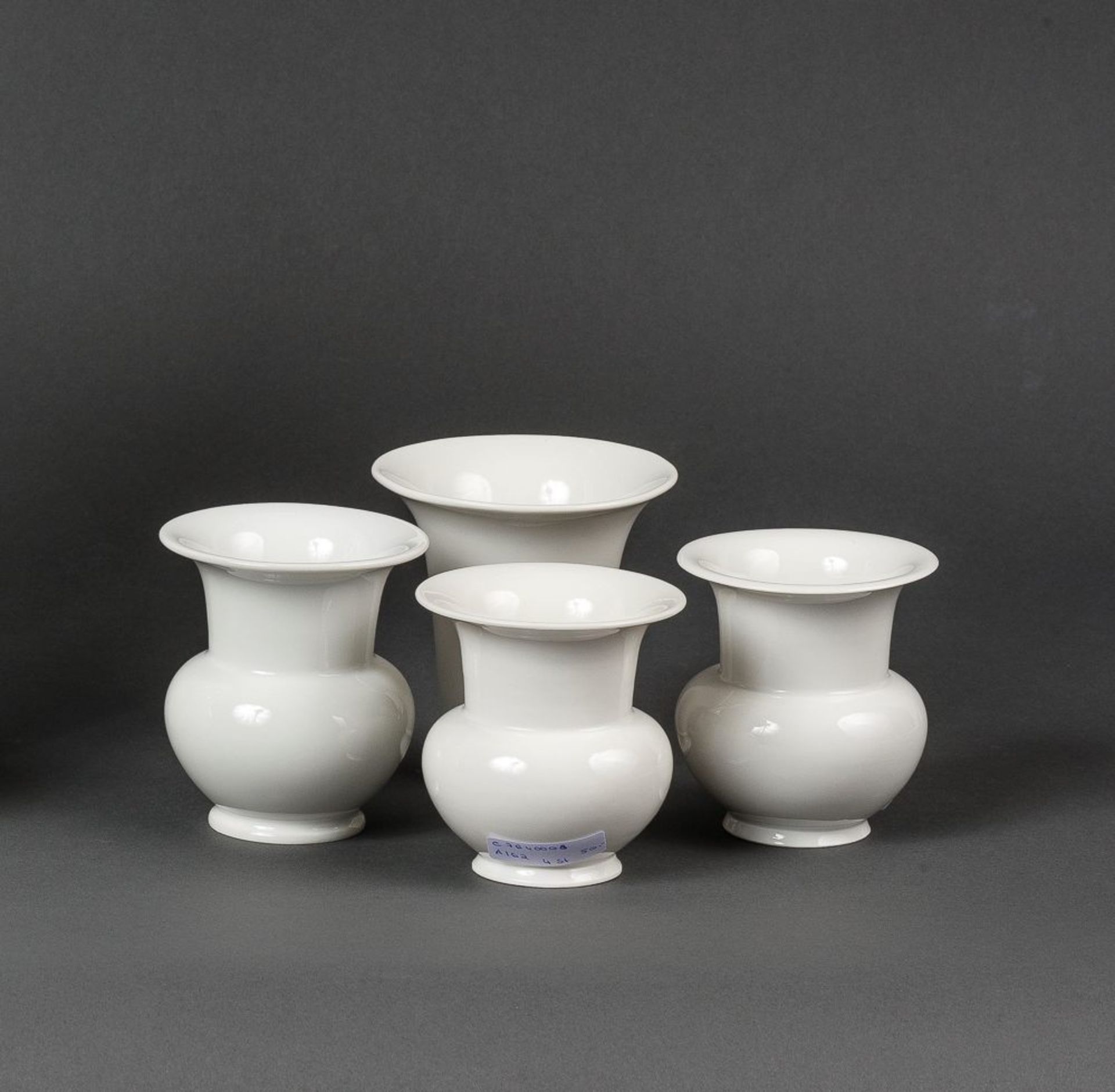 Vier VasenWeißporzellan. Auf rundem Standring. Drei Vasen mit gedrückt bauchigem Korpus,