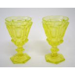 Zwei PokaleAnnagrünes Glas. Hexagonaler Stand, facettierter und nodierter Schaft, glockenförmige,