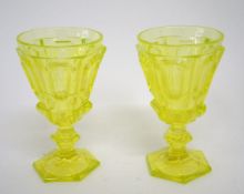 Zwei PokaleAnnagrünes Glas. Hexagonaler Stand, facettierter und nodierter Schaft, glockenförmige,