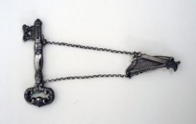 NadelbehälterIn Form eines Schlüssels mit Gürtelhaken in Form einer Harfe, nicht punziert,
