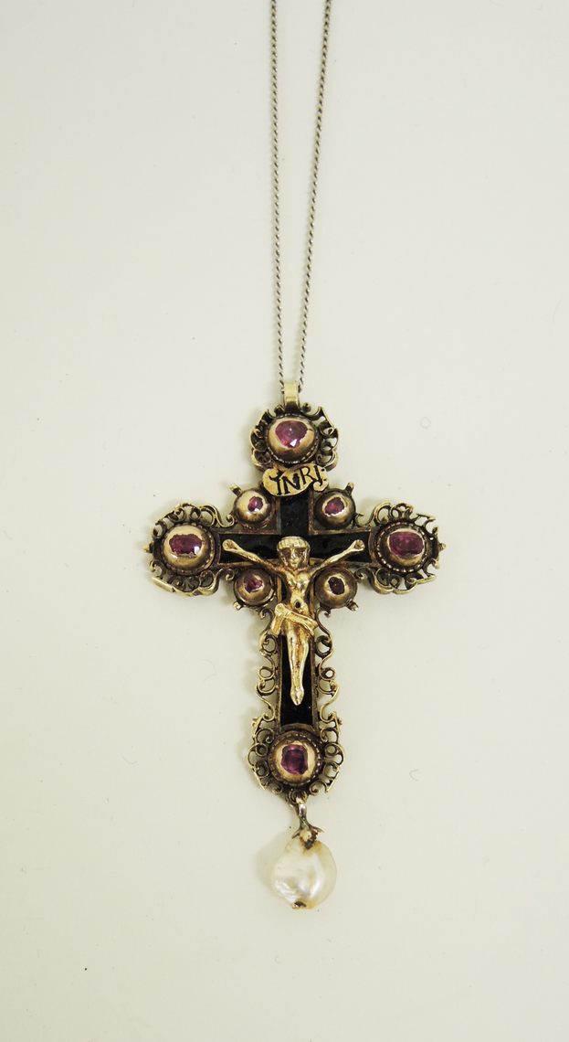 KreuzanhängerGG, 585 (nicht punziert, geprüft). Kruzifix mit filigranem Rocailledekor, partiell