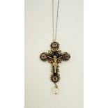 KreuzanhängerGG, 585 (nicht punziert, geprüft). Kruzifix mit filigranem Rocailledekor, partiell