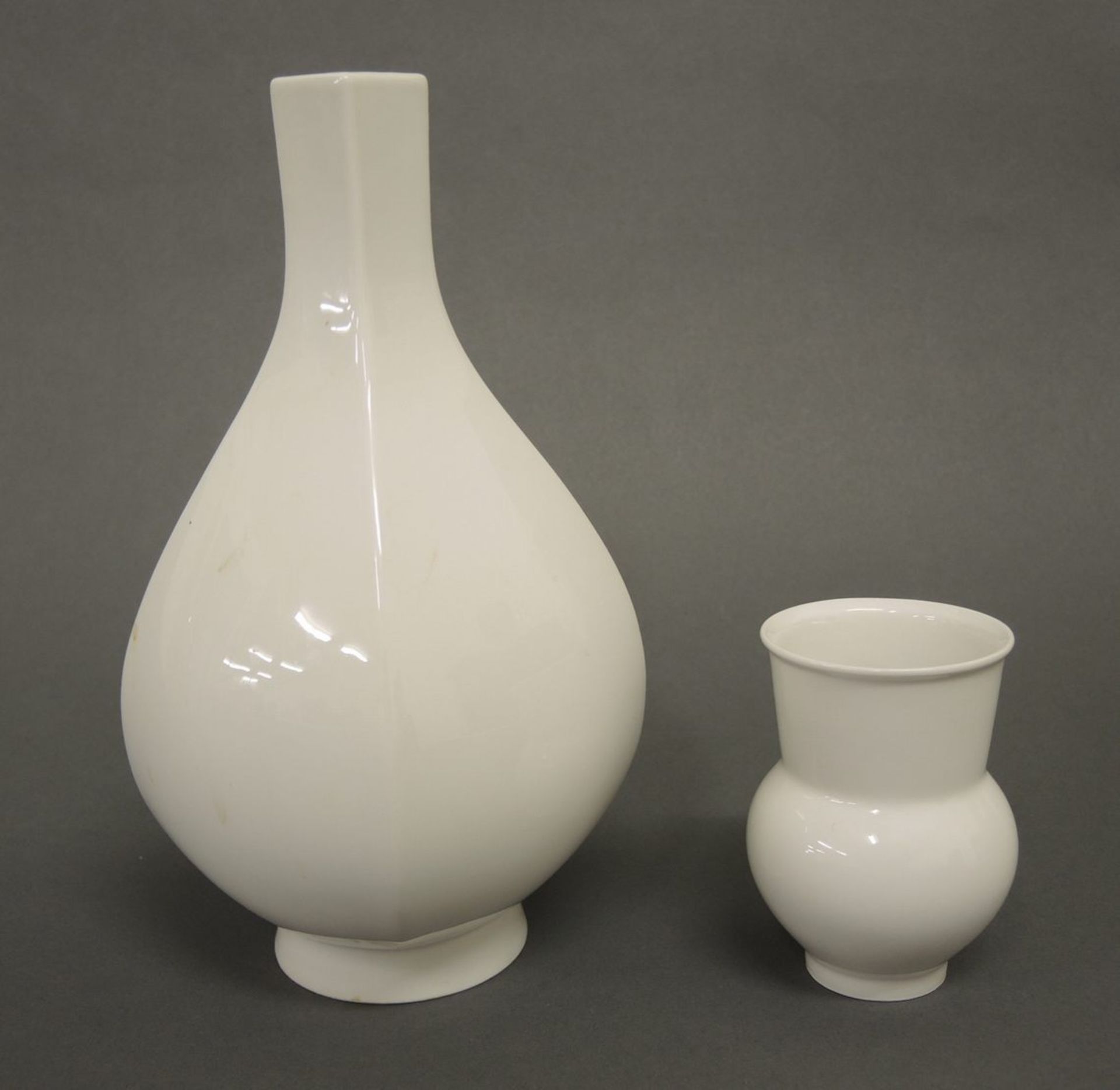 Zwei VasenWeißporzellan. Auf rundem Standfuß. Große Vase mit vierpassiger Balusterform, eingezogenen