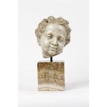 Italienischer BildhauerKopf eines Kindes. Weißer Marmor. Fragment. Vollplastisch mit fein