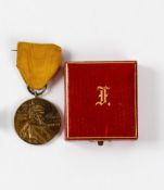 Baden/PreußenEtui zur Verdienstmedaille Friedrich I. von Baden. Dabei Band. Rotes Etui mit