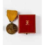 Baden/PreußenEtui zur Verdienstmedaille Friedrich I. von Baden. Dabei Band. Rotes Etui mit