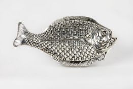 FischterrineDreiteilig. Halterung und reich profilierter Deckel in Form eines Fisches mit nach