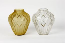 Paar Art-Déco-VasenTransparentes bzw. gelbes, mattiertes Pressglas. Runder Stand, ovoider,
