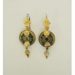 Paar OhrhängerKupfer, vergoldet. Runde Form, Front besetzt mit grünen Schmucksteinen und
