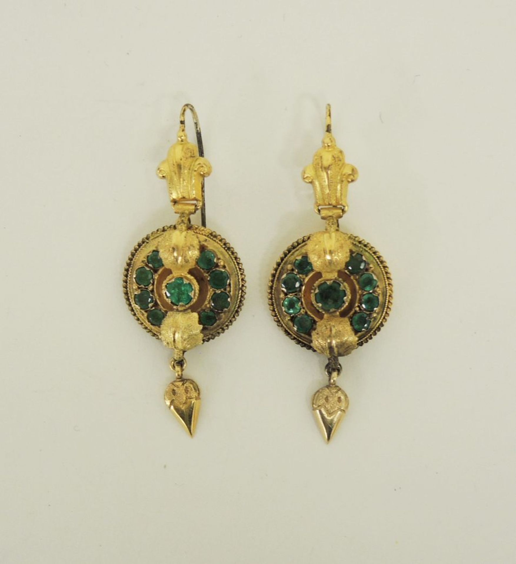 Paar OhrhängerKupfer, vergoldet. Runde Form, Front besetzt mit grünen Schmucksteinen und