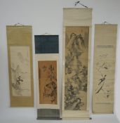Vier RollbilderWohl Japan, 20. Jh. Druck auf Papier. Sitzender Vogel auf einem Ast. (Knickfalten,