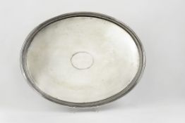 SilbertablettOvaler Fond, mittig ovale Erhöhung. Aufgestellte, gerippte und leicht nach außen