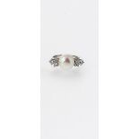 Ring mit PerleWG, 750. Modern profilierte Zungenschiene, besetzt mit einer cremefarben lüstrierenden