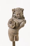 Indische TempelskulpturStein. Figur einer himmlischen Nymphe (linker Arm und Beine fehlen).