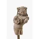 Indische TempelskulpturStein. Figur einer himmlischen Nymphe (linker Arm und Beine fehlen).